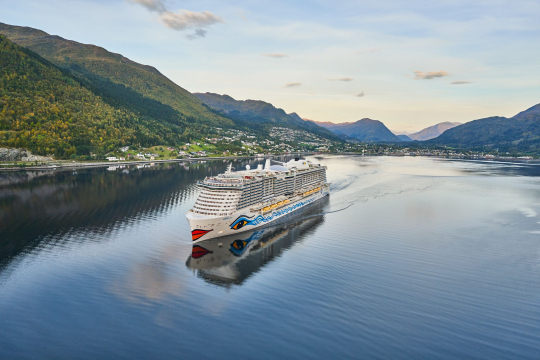AIDA Schiff f&auml;hrt Fjord entlang 