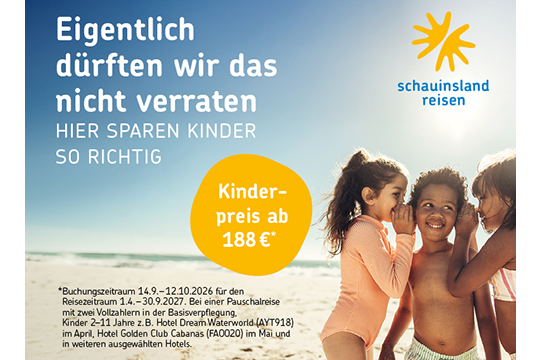 Kinder stehen fl&uuml;sternd am Strand